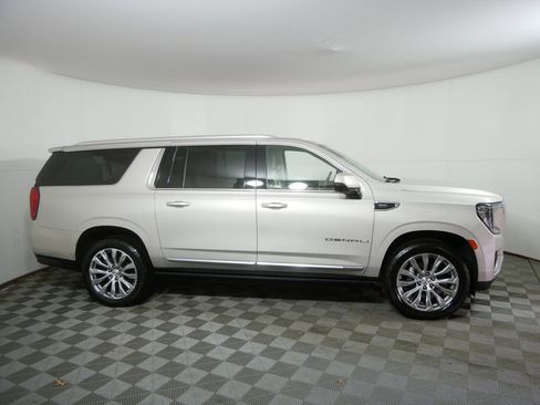 Used 2022 GMC Yukon XL Denali image 2