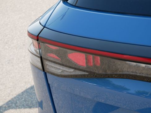 Certified 2025 Volkswagen Tiguan SEL R-Line AWD/4WD image 17