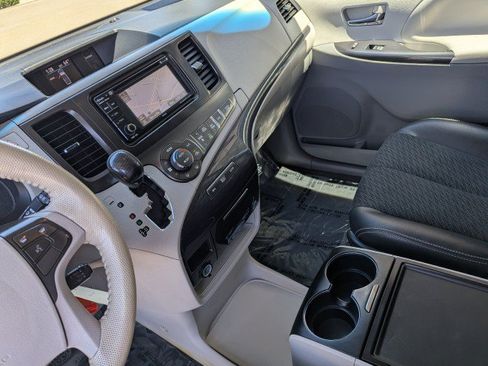 Used 2014 Toyota Sienna SE FWD image 19