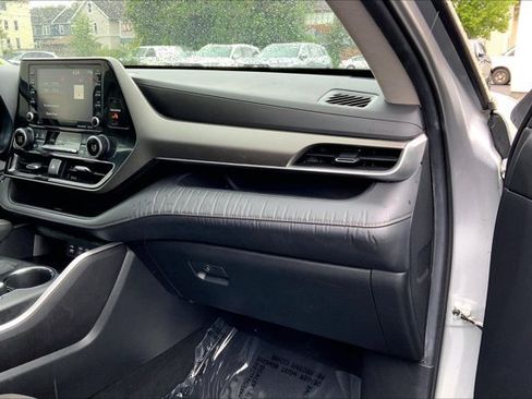 Used 2022 Toyota Highlander LE AWD/4WD image 16