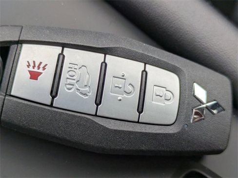 New 2025 Mitsubishi Outlander SE image 32