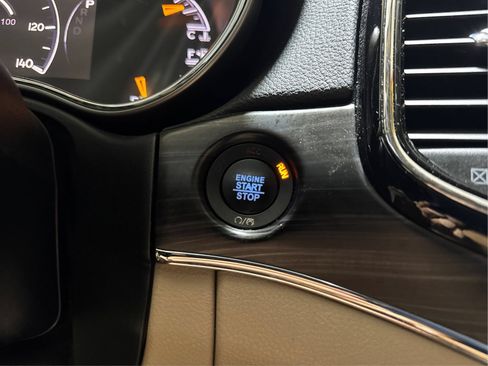 Used 2020 Jeep Grand Cherokee Limited AWD/4WD image 30