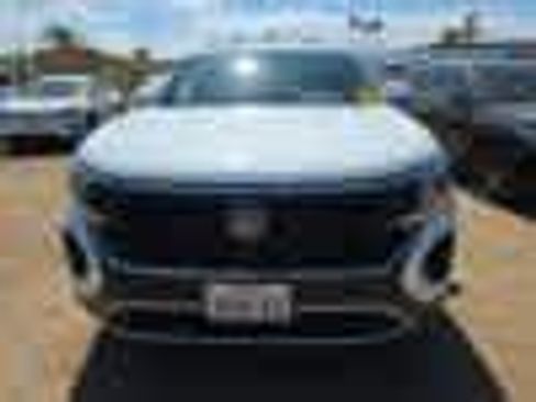 Used 2024 Volkswagen Atlas Cross Sport SE w/ Panoramic Sunroof Package FWD image 3