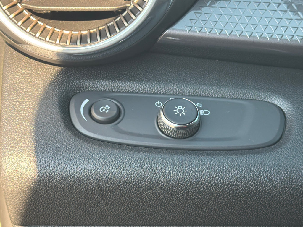 Used 2025 Chevrolet Trax ACTIV w/ Sunroof Package FWD image 31