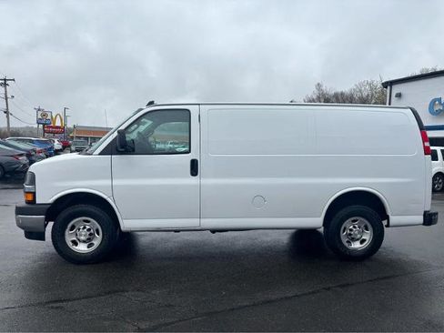 Used 2022 Chevrolet Express 2500 w/ Driver Convenience Package RWD image 3