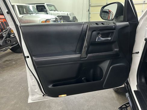 Used 2020 Toyota 4Runner TRD Off-Road Premium w/ Moonroof Package AWD/4WD image 25