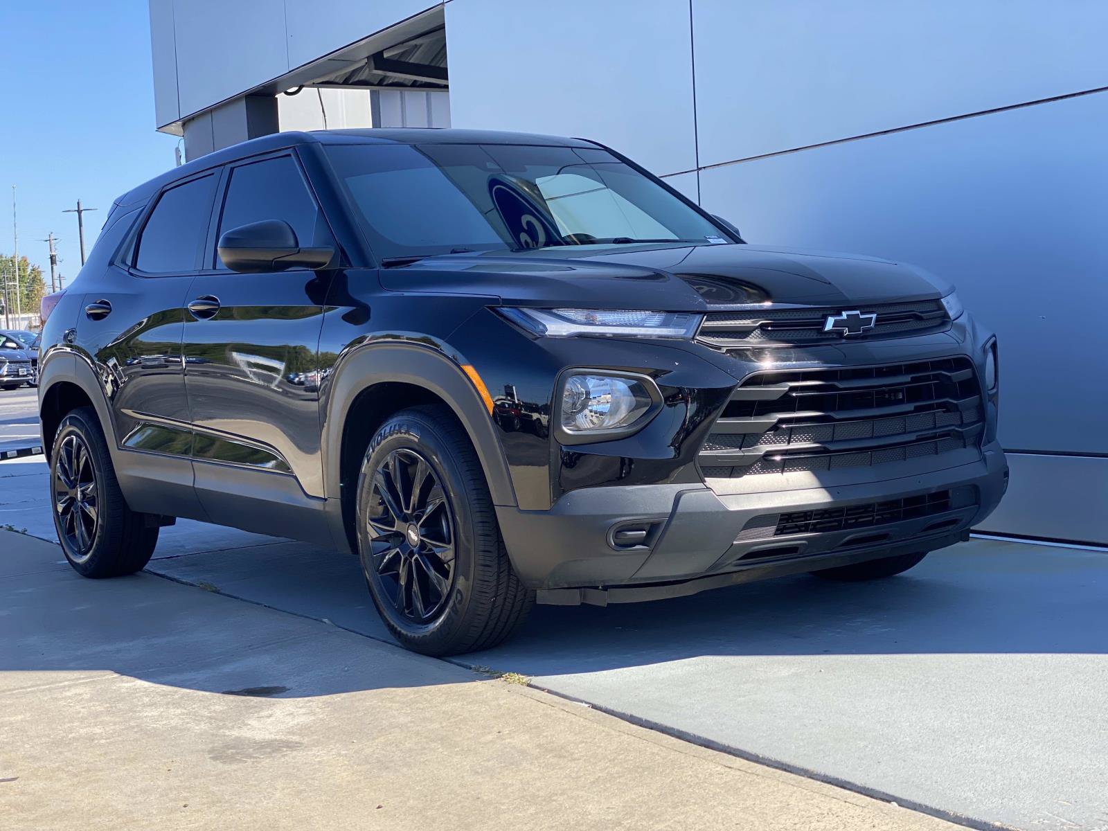 Used 2021 Chevrolet TrailBlazer LS w/ LPO, Blackout Package FWD image 1