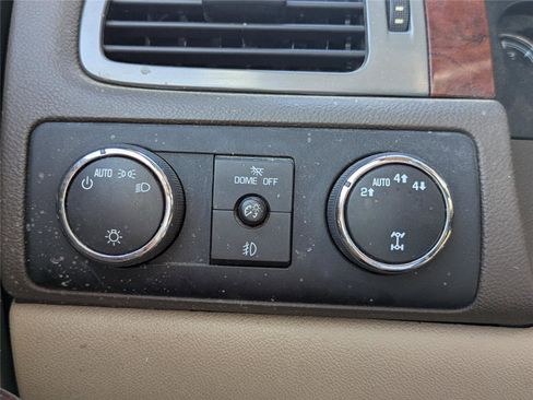 Used 2013 Chevrolet Suburban 2500 LT image 32