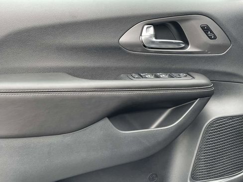 New 2026 Chrysler Pacifica Select image 21