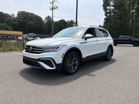 Used 2023 Volkswagen Tiguan SE w/ Panoramic Sunroof Package FWD image 2