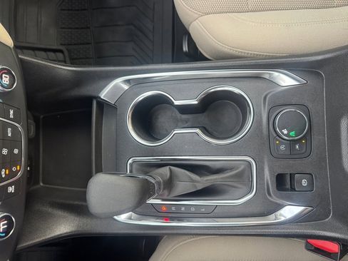 Used 2022 Chevrolet Traverse LS image 23