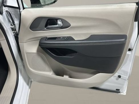Used 2024 Chrysler Pacifica Touring-L FWD image 30
