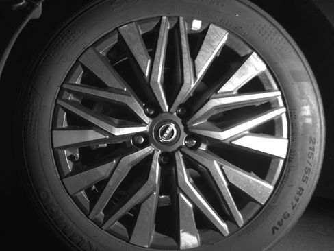 Used 2025 Nissan Altima 2.5 SV FWD image 12