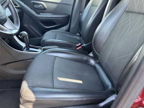 Used 2022 Chevrolet Trax LT w/ LT Convenience Package AWD/4WD image 12