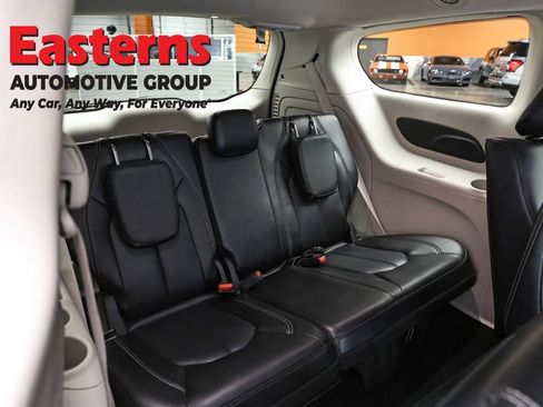 Used 2023 Chrysler Pacifica Touring-L FWD image 24