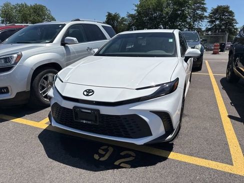 Used 2026 Toyota Camry SE w/ Convenience Package FWD image 3