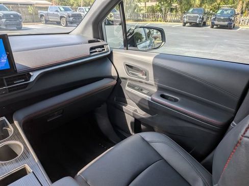 Used 2025 Toyota Sienna XSE FWD image 17