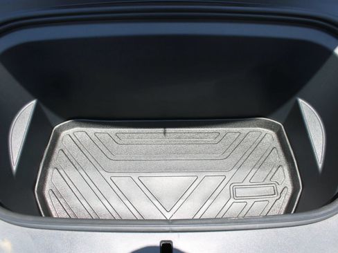 Used 2021 Tesla Model Y Long Range AWD/4WD image 18