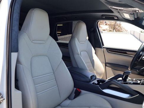 Certified 2023 Porsche Cayenne Turbo AWD/4WD image 24