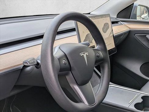 Used 2022 Tesla Model Y Long Range image 9