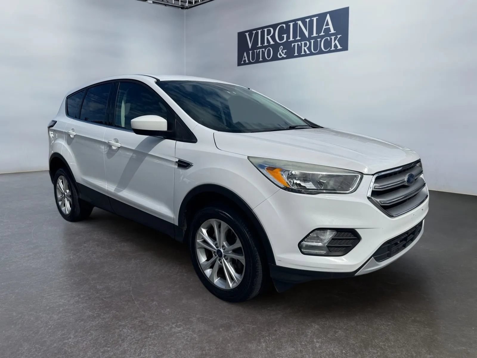 Used 2017 Ford Escape SE AWD/4WD image 2