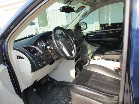 Used 2014 Chrysler Town & Country Touring FWD image 26