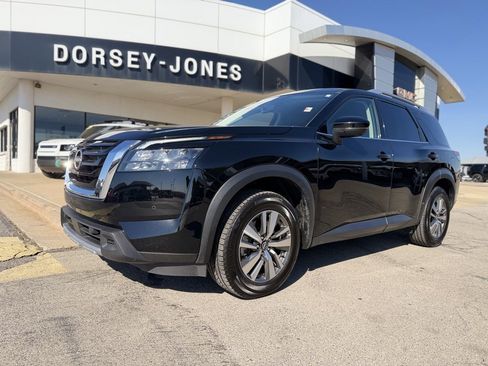 Used 2025 Nissan Pathfinder SL image 1