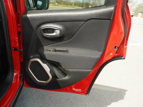 Used 2015 Jeep Renegade Latitude w/ Trailer Tow Group image 22