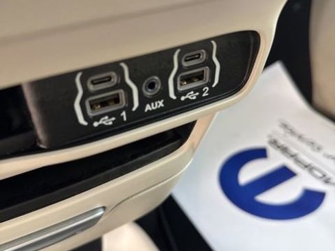 Used 2024 Chrysler Pacifica Touring-L image 17