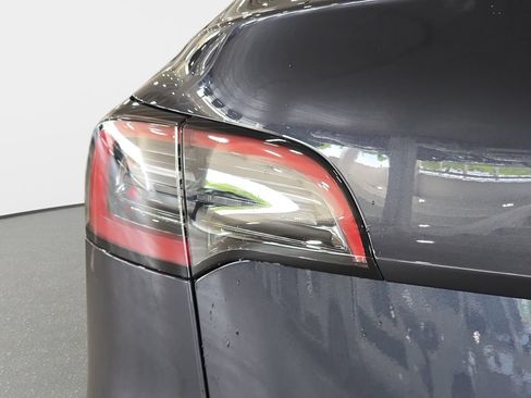 Used 2025 Tesla Model Y Long Range RWD image 28
