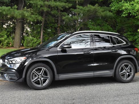 Used 2021 Mercedes-Benz GLA 250 4MATIC w/ AMG Line Exterior image 4