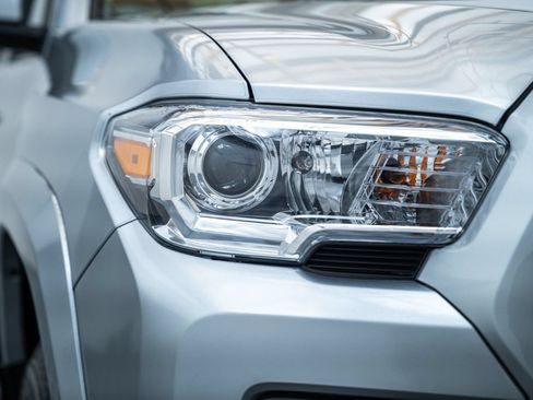 Certified 2022 Toyota Tacoma SR5 AWD/4WD image 14