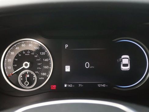 Used 2025 Genesis G70 2.5T image 17