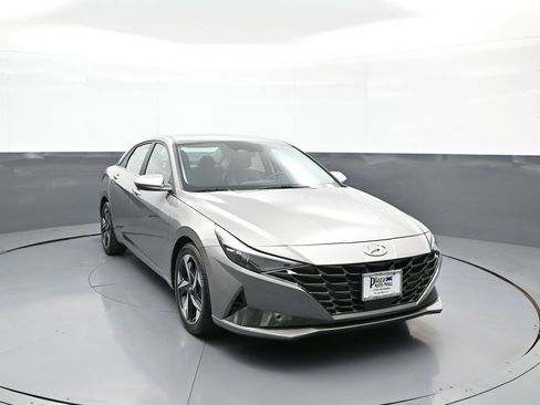 Certified 2023 Hyundai Elantra Limited w/ Preferred Accessory Package FWD image 3