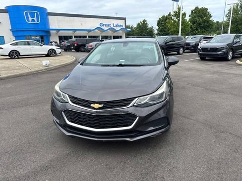 Used 2017 Chevrolet Cruze LT w/ Convenience Package FWD image 2