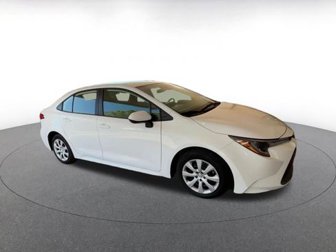 Used 2025 Toyota Corolla LE image 2