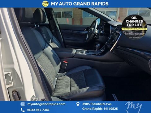Used 2023 Nissan Maxima SR w/ Sport Mat Group image 22