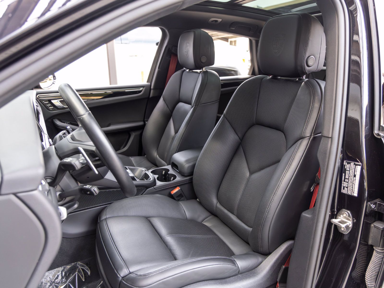 Used 2023 Porsche Macan AWD/4WD image 5