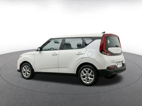 Used 2025 Kia Soul LX w/ LX Technology Package FWD image 7