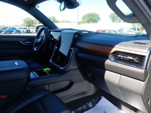 Used 2025 GMC Yukon Denali AWD/4WD image 38