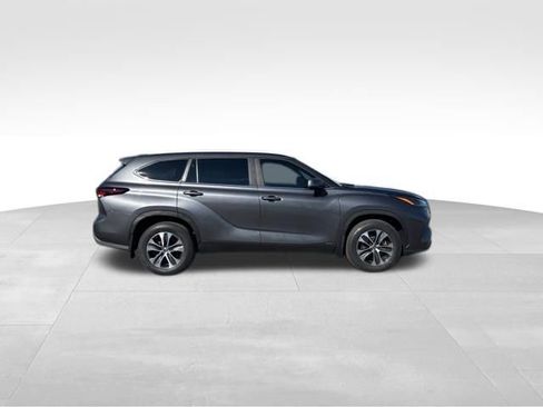 Certified 2024 Toyota Highlander XLE image 6