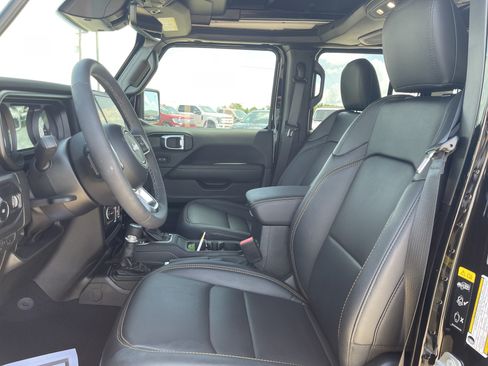 Used 2025 Jeep Wrangler Unlimited Sahara AWD/4WD image 34