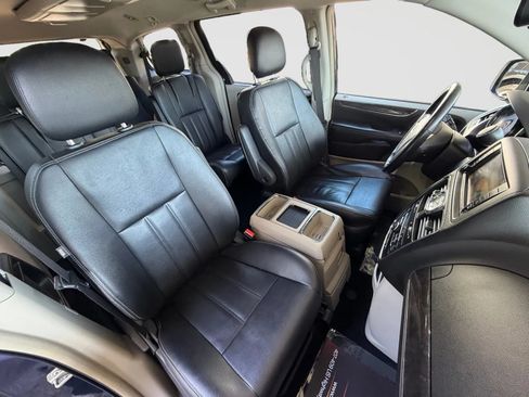 Used 2016 Chrysler Town & Country Touring w/ Driver Convenience Group FWD image 23