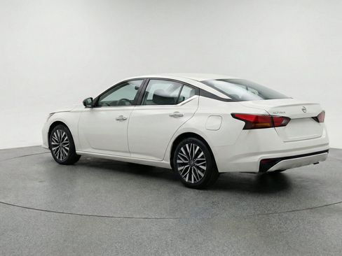 Used 2025 Nissan Altima 2.5 SV FWD image 6