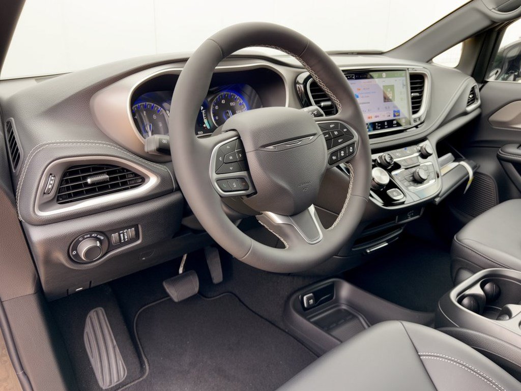 New 2027 Chrysler Pacifica Select FWD image 4
