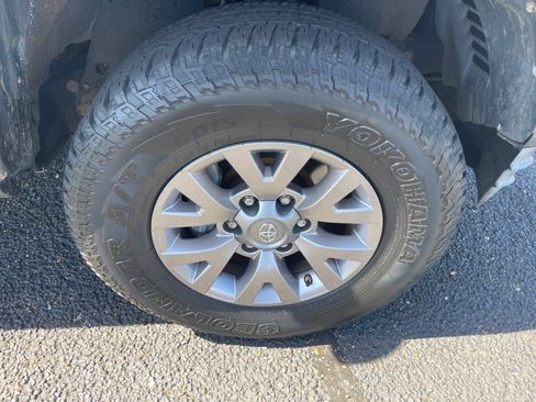 Used 2017 Toyota Tacoma SR5 w/ Tow Package RWD image 22