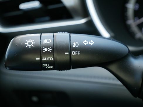 Used 2021 Toyota Highlander XLE AWD/4WD image 29