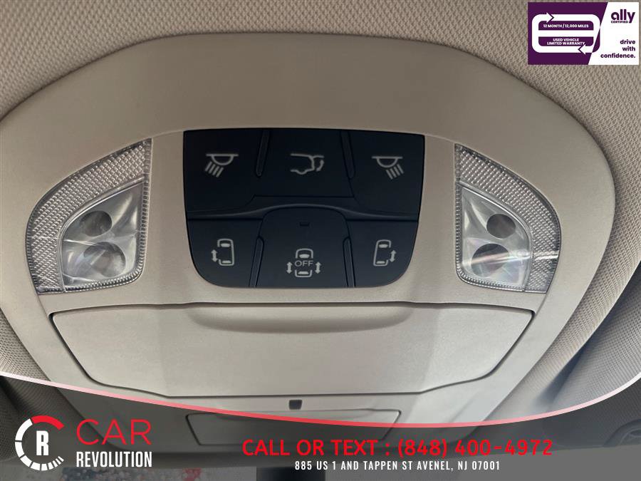 Used 2024 Chrysler Pacifica Limited FWD image 16