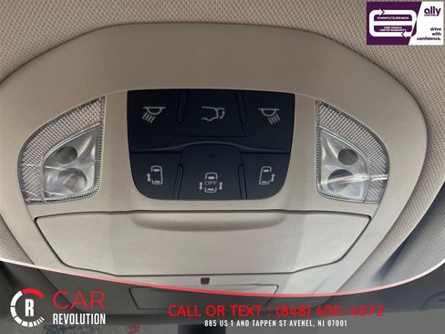 Used 2024 Chrysler Pacifica Limited FWD image 16