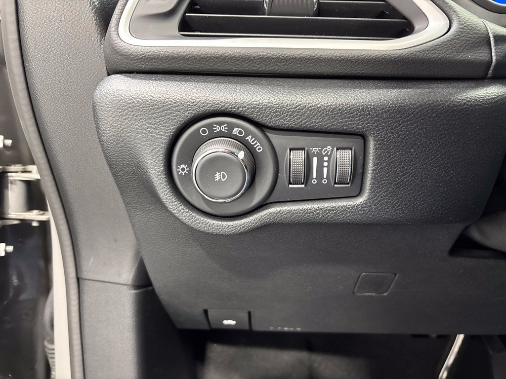 Used 2025 Chrysler Pacifica Select FWD image 35